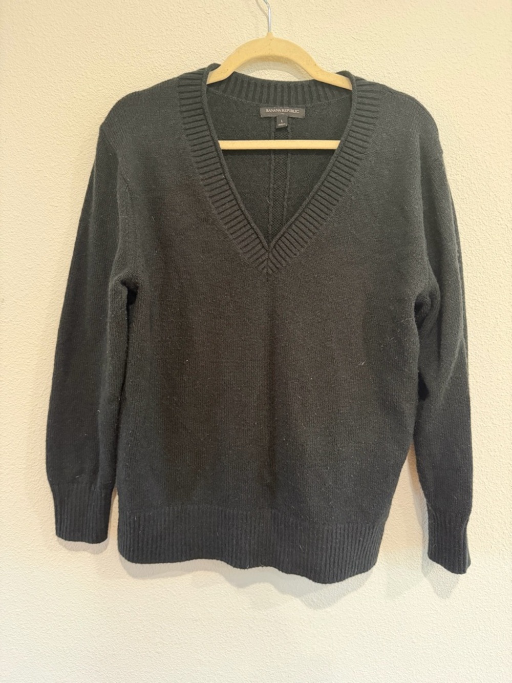 Banana Republic Men's Black V-Neck Pullover Sweater